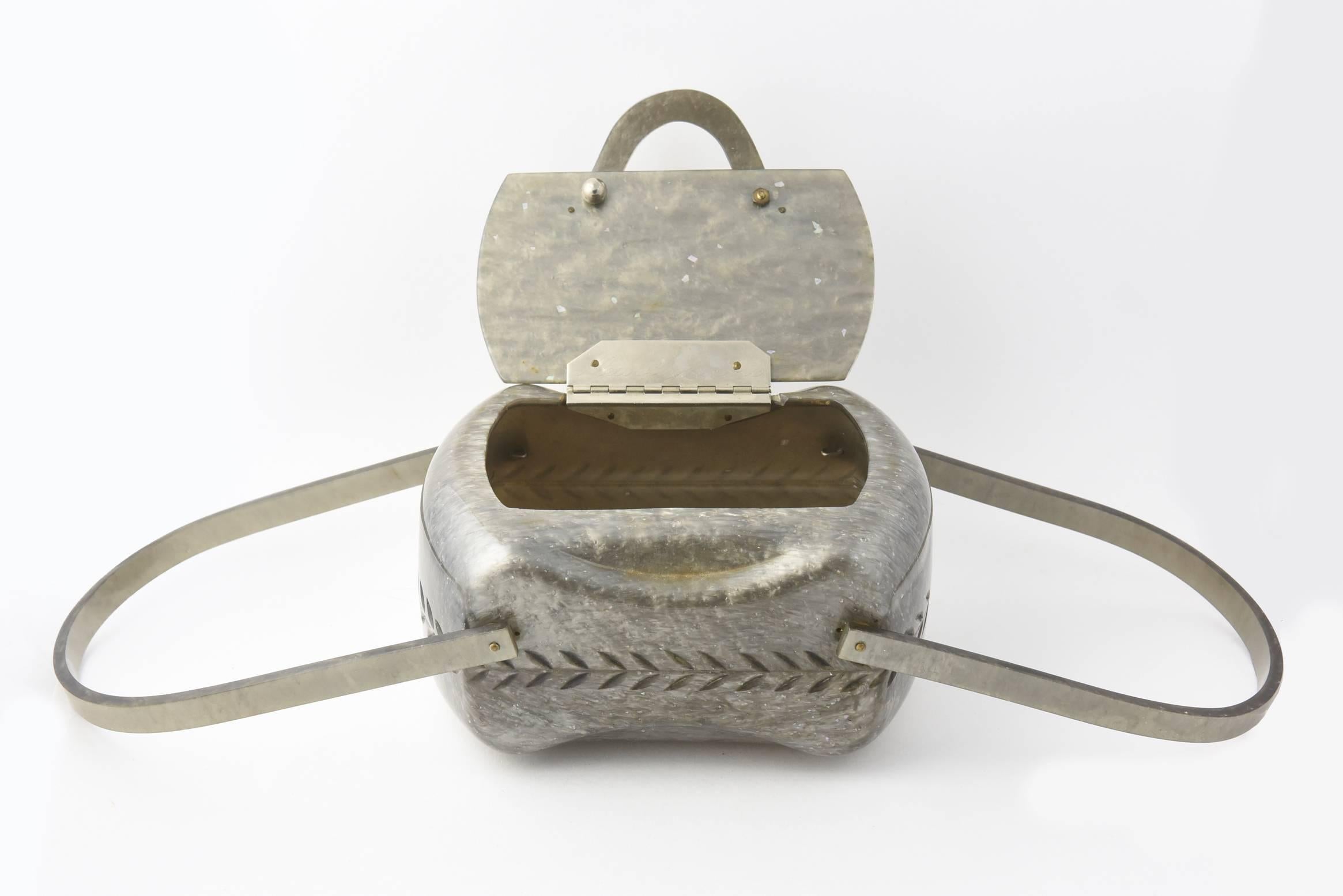 wellyn Perlenbesetzte graue Lucite-Handtasche im Zustand „Hervorragend“ in Miami Beach, FL