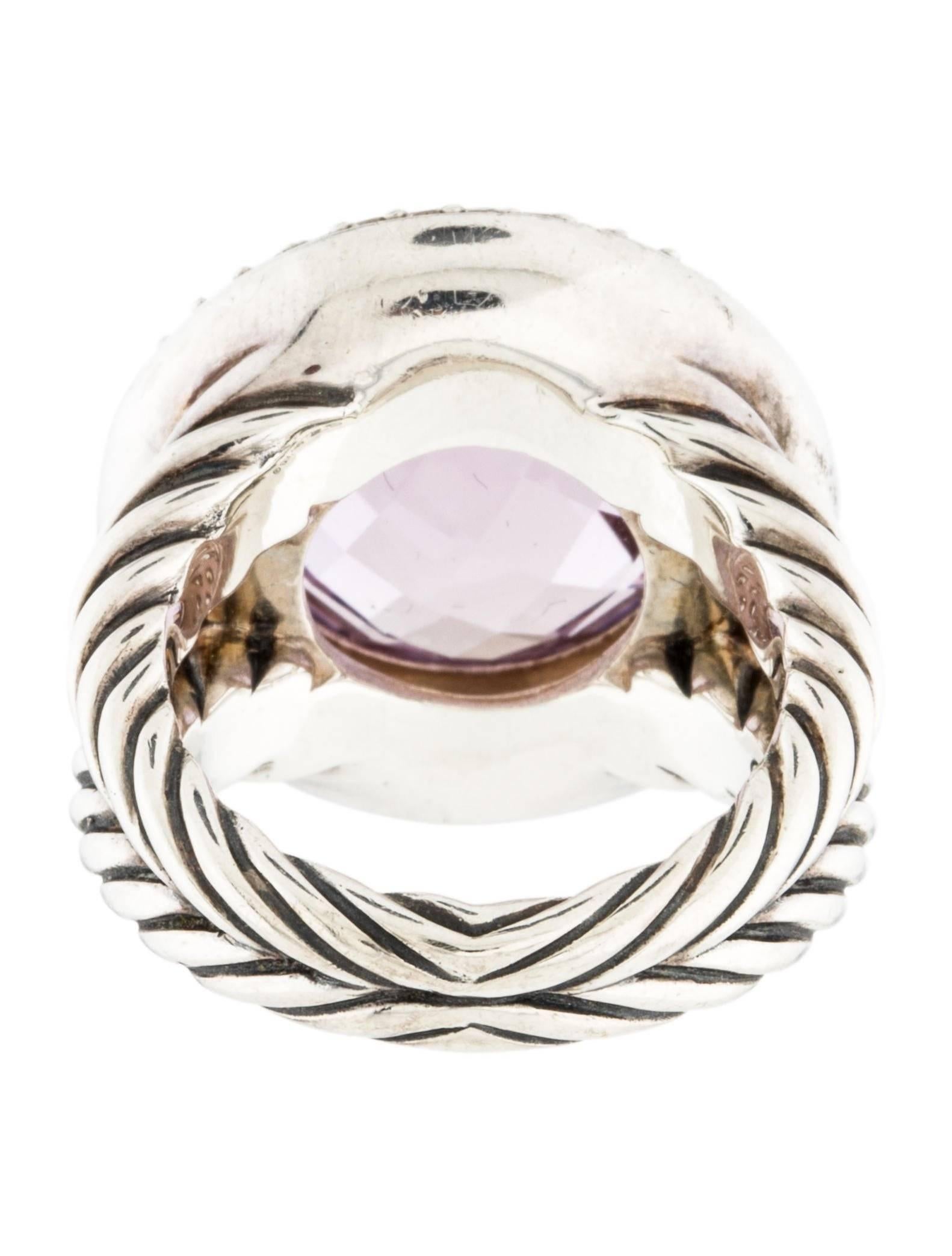 Anello David Yurman Cerise in argento sterling con ametista viola al centro e 0,54 carati di pavé di diamanti tondi brillaint nell'aureola. Larghezza della banda 10 mm
Misura dell'anello: 6
Marcato 925 con marchio Yurman
