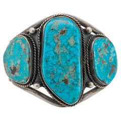 Brazalete monumental de plata con tres piedras de turquesa de Lone Mountain, de los años 60