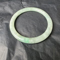 Bracelet en jadeite vert clair, très translucide