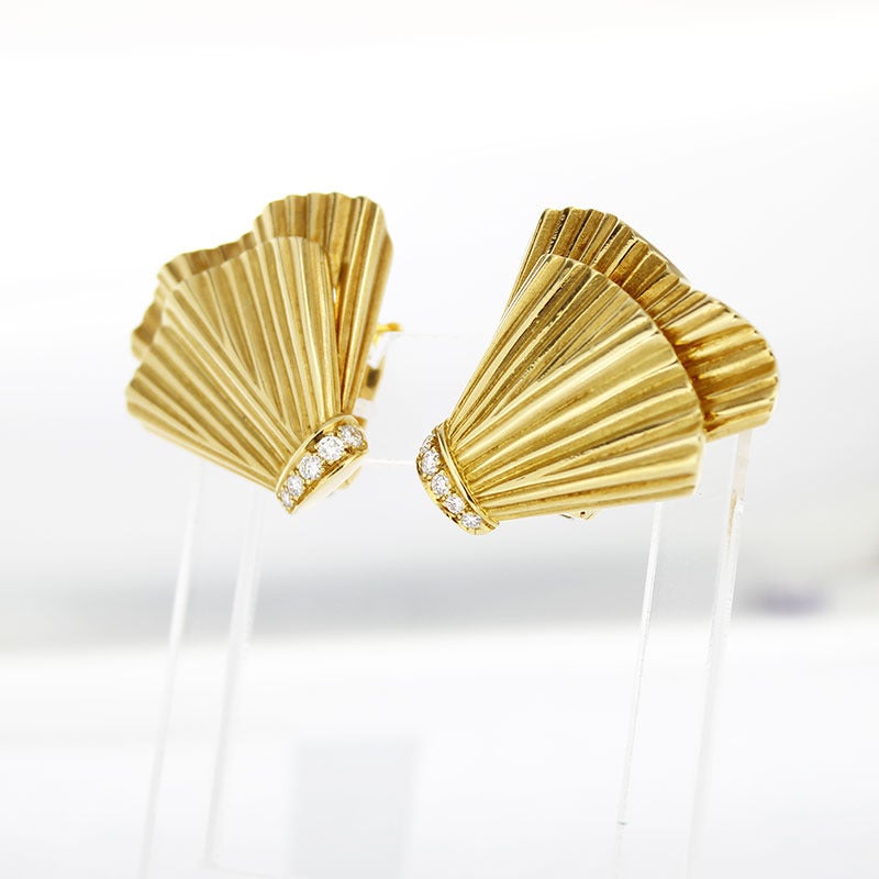 Very elegant Van Cleef & Arpels shell design earclips mounted in 18k yellow gold, each earclip set with 6 white brilliant-cut diamonds. Total length 3 cm, width 3 cm, depth 0.5 cm. Signed Van Cleef & Arpels. Circa 1970s.