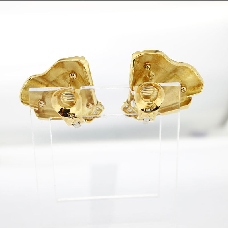 1970s Van Cleef & Arpels Diamond Gold Shell Design Earclips In Excellent Condition For Sale In Paris, FR