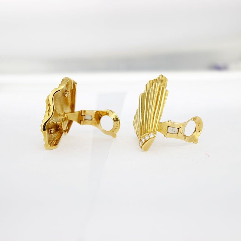 Women's 1970s Van Cleef & Arpels Diamond Gold Shell Design Earclips For Sale