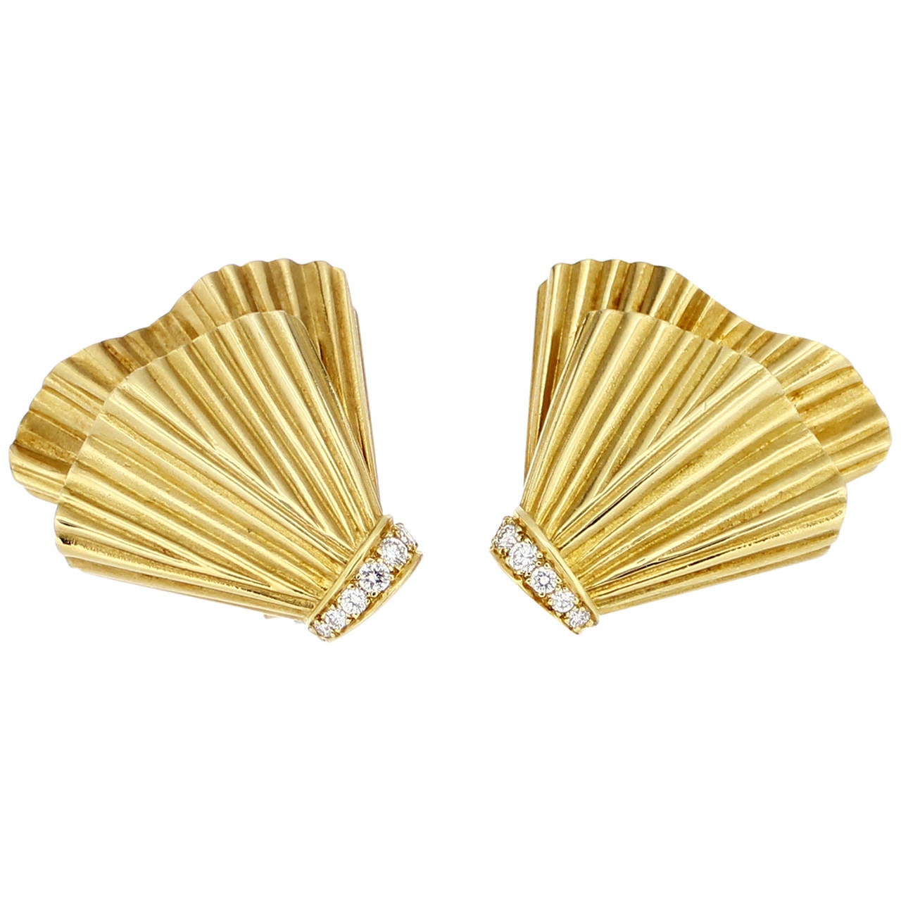 1970s Van Cleef & Arpels Diamond Gold Shell Design Earclips For Sale