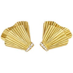 1970s Van Cleef & Arpels Diamond Gold Shell Design Earclips