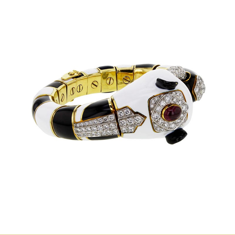 David Webb panda bracelet in yellow gold with Burmese ruby, black and white enamel, brilliant-cut white diamonds. Diameter 8.5cm. Signed David Webb. Circa 1970s.