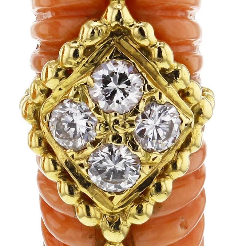 1970s Van Cleef & Arpels Coral Diamond gold Hoop Earrings In Excellent Condition For Sale In Paris, FR