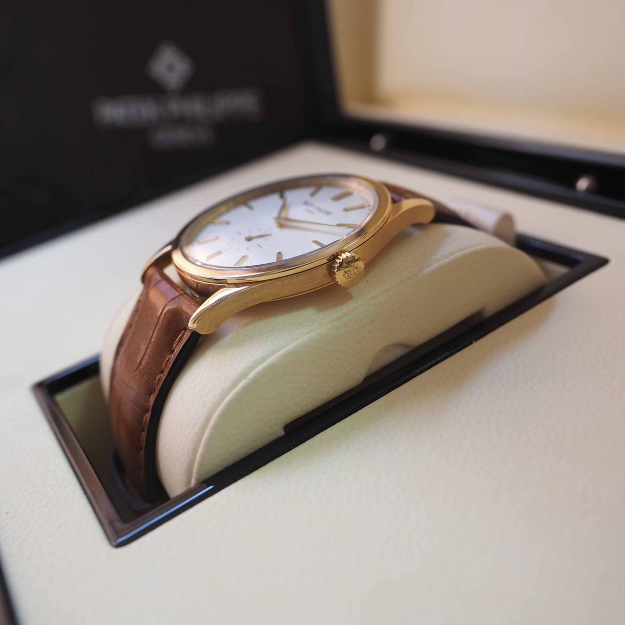 Women's or Men's Patek Philippe Yellow Gold Calatrava Wristwatch Ref 5196J For Sale