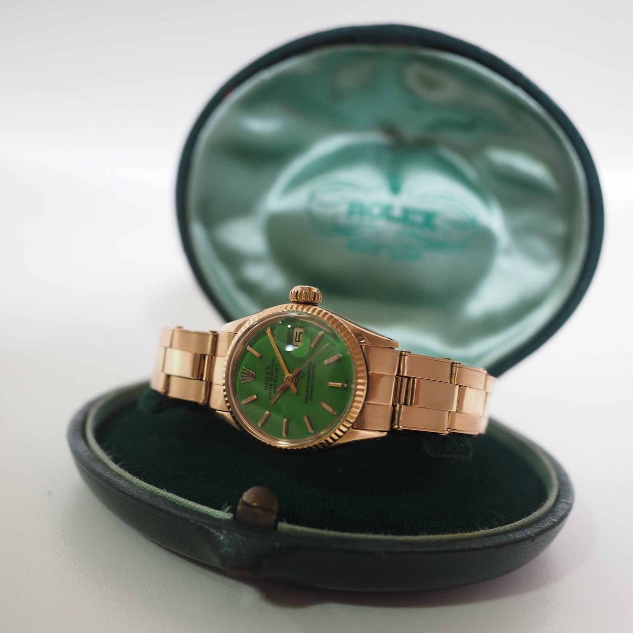 Rolex
Rolex Datejust
Ref. 6517
18K Pink Gold Case
Green Stella Dial (perfect)
Original 18K Pink Gold Oyster Bracelet by Rolex
Automatic Winding
Diameter: 26mm
Year: About 1980

Accompanied by an original Rolex Box
