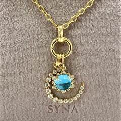 Syna-Anhänger in Gelbgold mit blauem Topas in Sechseckform und Halbmondform, besetzt mit Diamanten