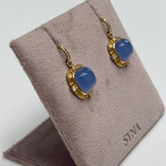 Boucle d'oreille « Sugarloaf » Syna en édition limitée, en or jaune et calcédoine bleue, sertie de diamants