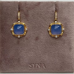 Syna Limited Edition – Ohrring „Sugarloaf“ aus Gelbgold mit blauem Chalcedon und Diamanten