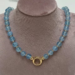 Syna Limited Edition Halskette aus Gelbgold mit Aquamarinperlen