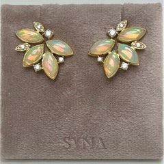 Syna-Ohrringe aus Gelbgold mit Opalblättern und Diamanten