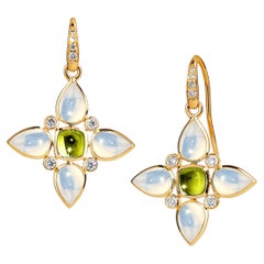 Orecchini a fiore di quarzo lunare in oro giallo Syna con peridoto e diamanti