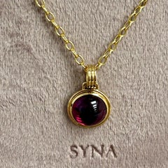 Syna-Anhänger aus Gelbgold mit Rhodolith-Granat