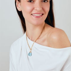 Syna-Anhänger aus Gelbgold mit blauem Topas in Tropfenform und Diamanten