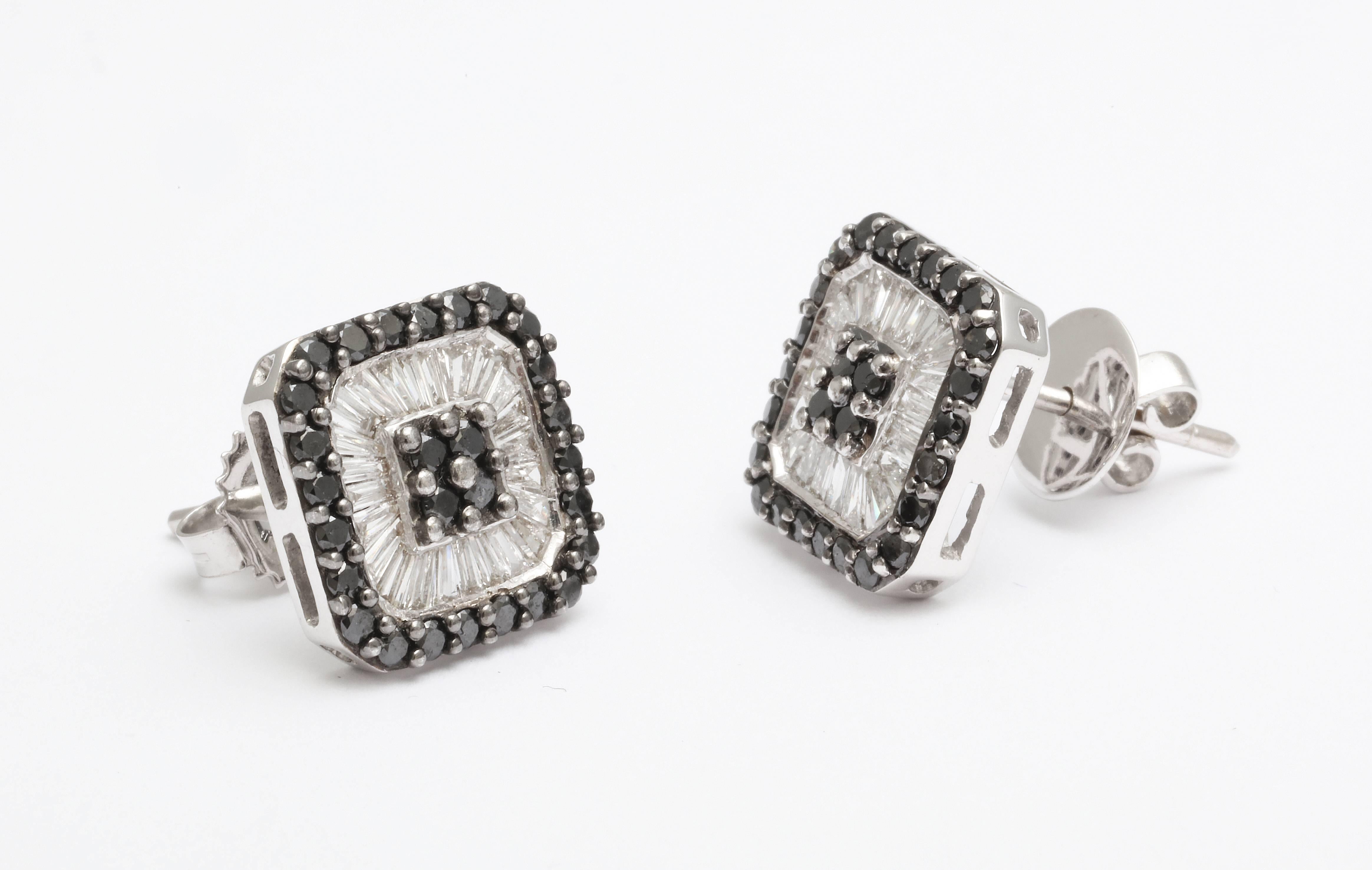 ohrringe aus 18 Karat Weißgold mit weißen Baguette-Diamanten und schwarzen runden Diamanten.  Das Gesamtgewicht der Diamanten beträgt ca. 1.50cts und die Ohrringe messen 13x13mm.  Für gepiercte Ohren.  Eine leicht zu tragende und stilvolle