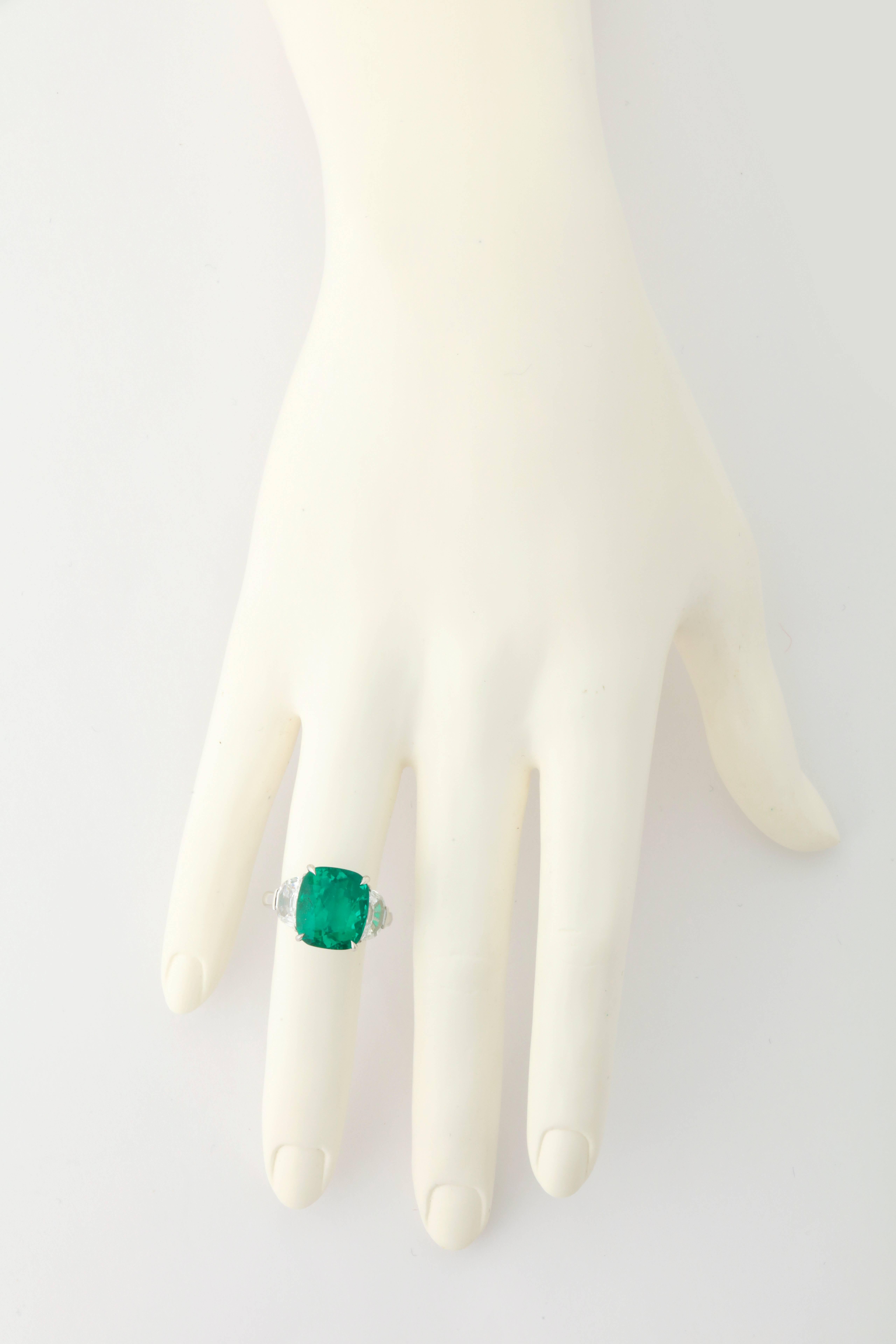Platinring in kolumbianischer Edelsteinqualität mit kolumbianischem Smaragd und Diamant im Zustand „Neu“ im Angebot in Bal Harbour, FL
