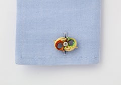 Boutons de manchette anglais anciens en or jaune, émail cloisonné, diamants et perles en forme de poisson