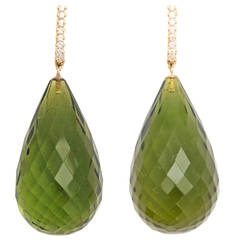 Boucles d'oreilles pendantes en or:: ambre vert et diamant