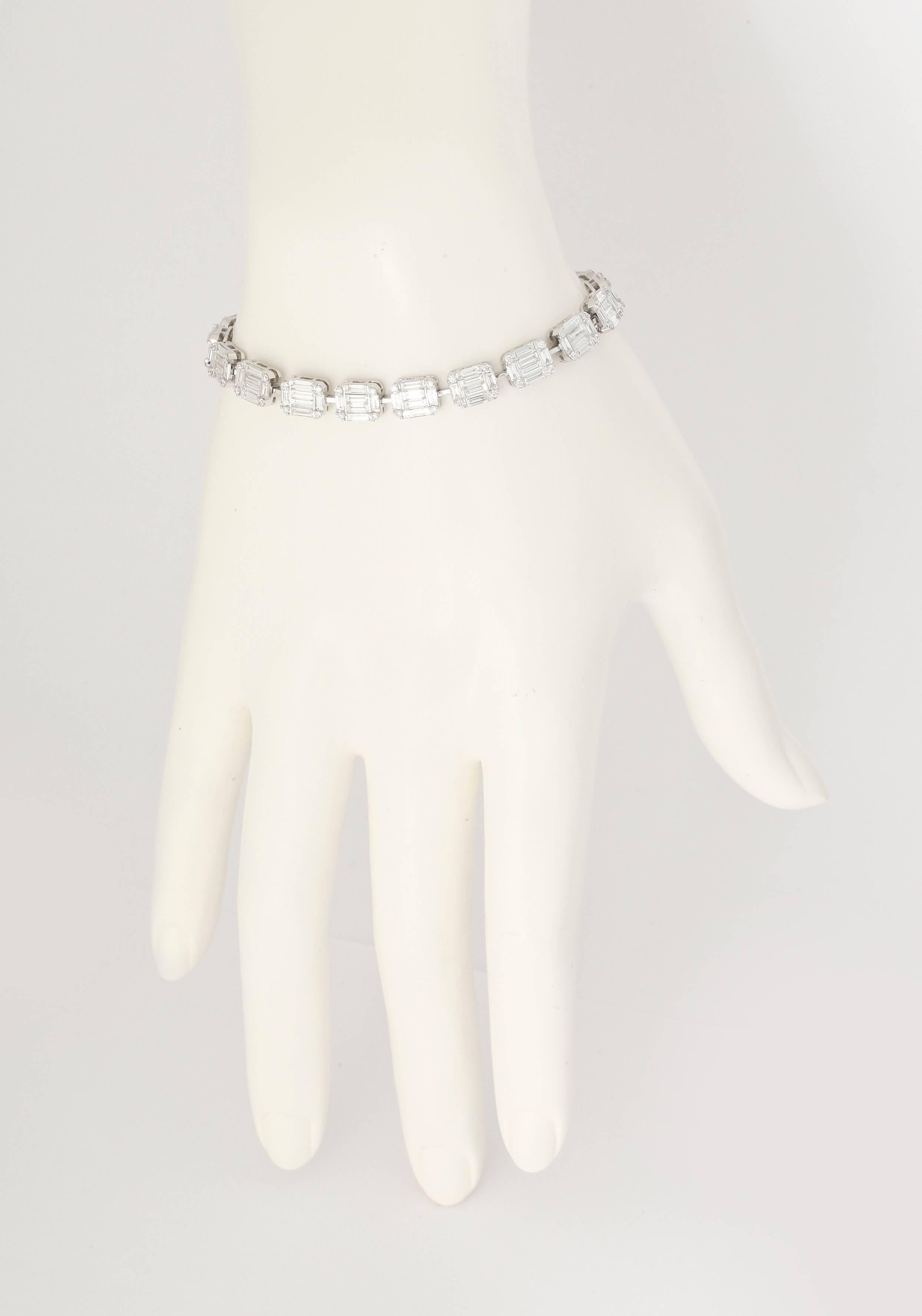 Sehr fein gearbeitetes Baguette-Diamantarmband.  Die Baguettes sind fein aufeinander abgestimmt und fachmännisch im Smaragdschliff gefasst.  Flexibel und mutig, bequem und eindrucksvoll.  Gesamtgewicht der Diamanten ca. 7.50cts.
