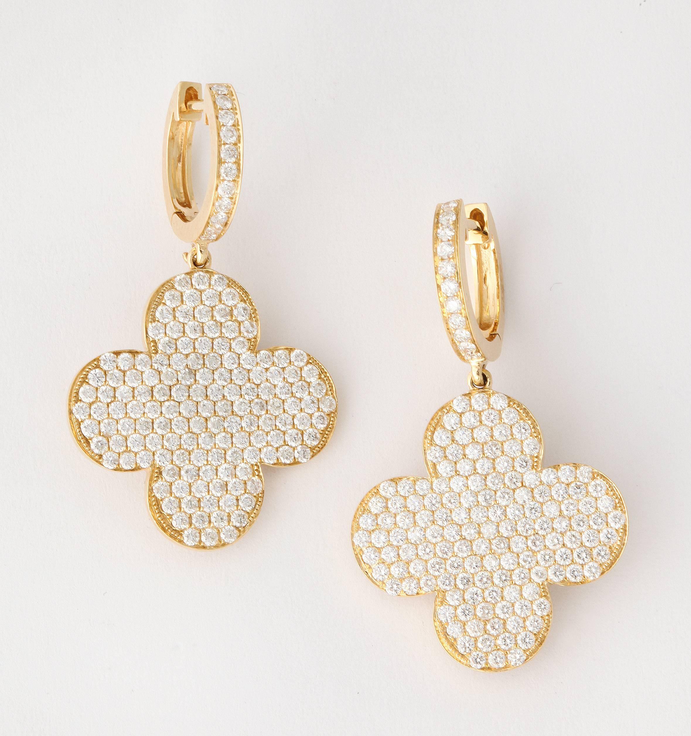 hängeohrringe aus 18kt Gelbgold:: sehr fein besetzt mit ca. 2::50 Karat Diamanten. 
Gesamtlänge: 1 5/16"
Breite des hängenden Anhängers: 3/4"