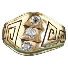 Bague antique de style Arts and Crafts en or jaune 14 carats, sertie de trois diamants « Old Mine »
