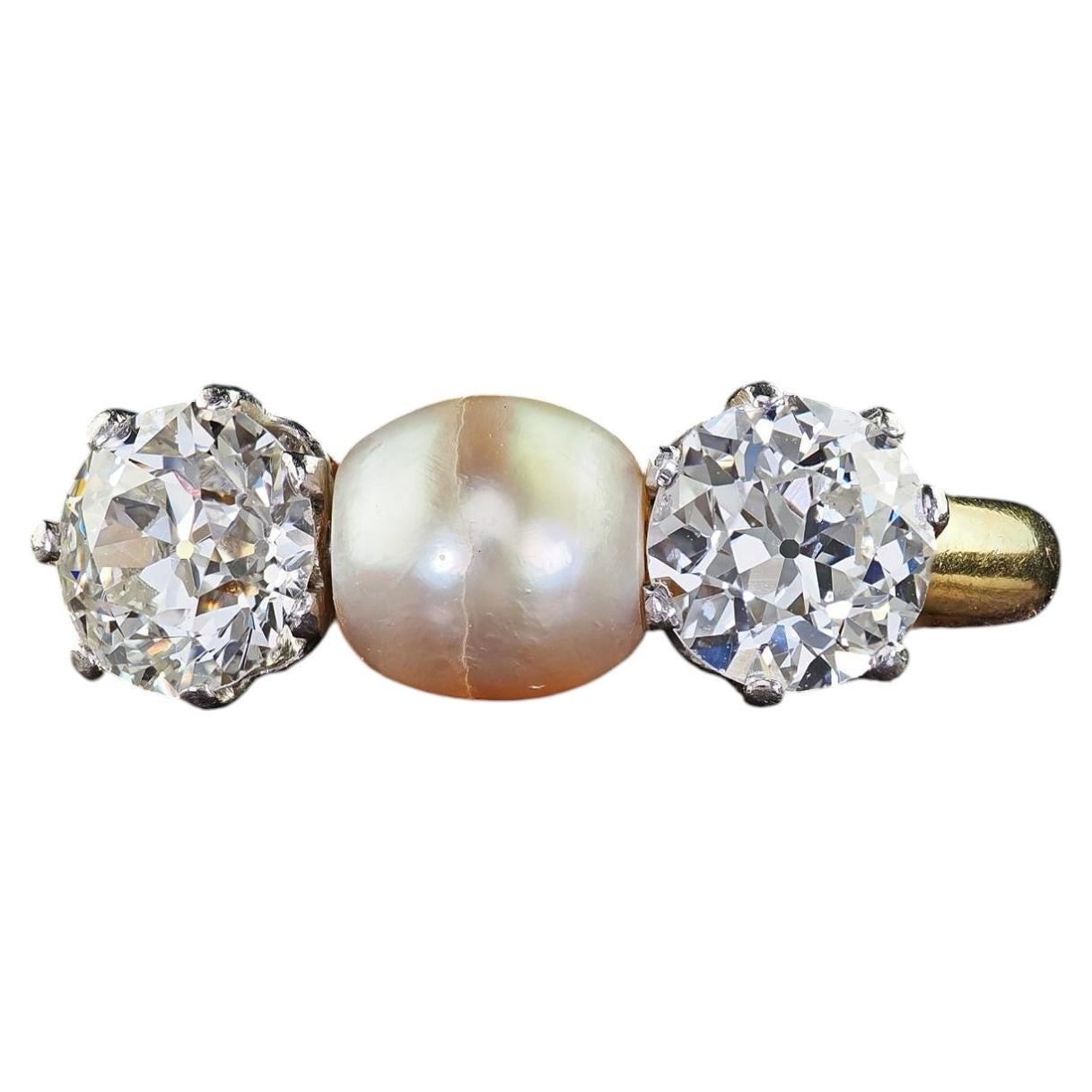 Anello antico in stile edoardiano francese, in oro 18 carati e platino, con tre pietre: una "Old Euro" e una perla in vendita