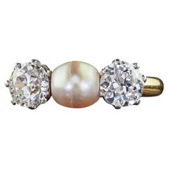 Anello antico in stile edoardiano francese, in oro 18 carati e platino, con tre pietre: una "Old Euro" e una perla