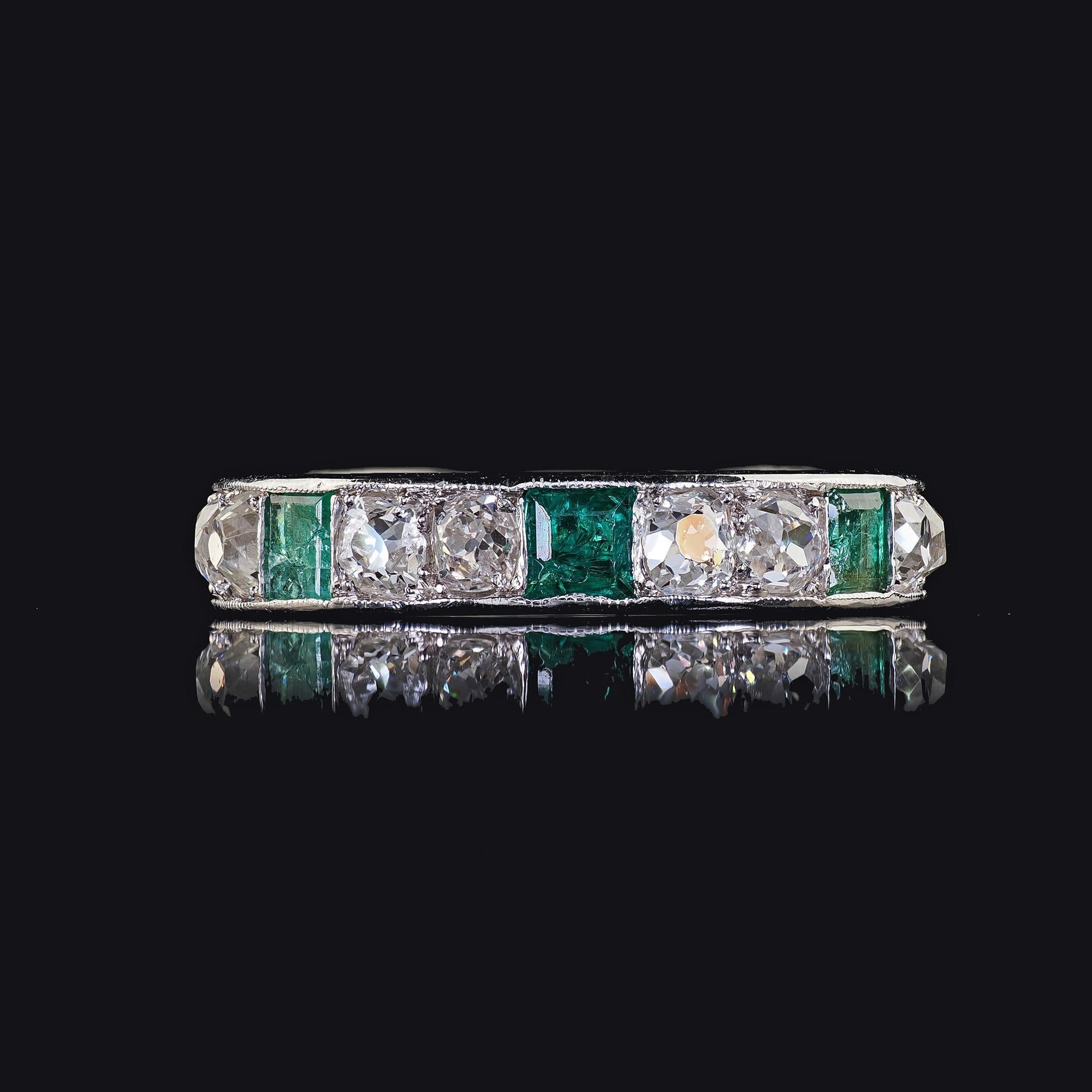 Donna Fascia nuziale a eternità in platino Art Deco con diamanti Old Mine e smeraldo in vendita
