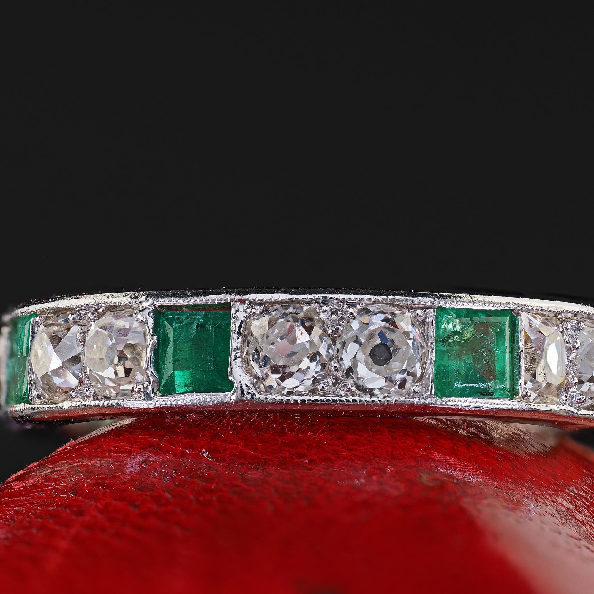 Taglio vecchia miniera Fascia nuziale a eternità in platino Art Deco con diamanti Old Mine e smeraldo in vendita