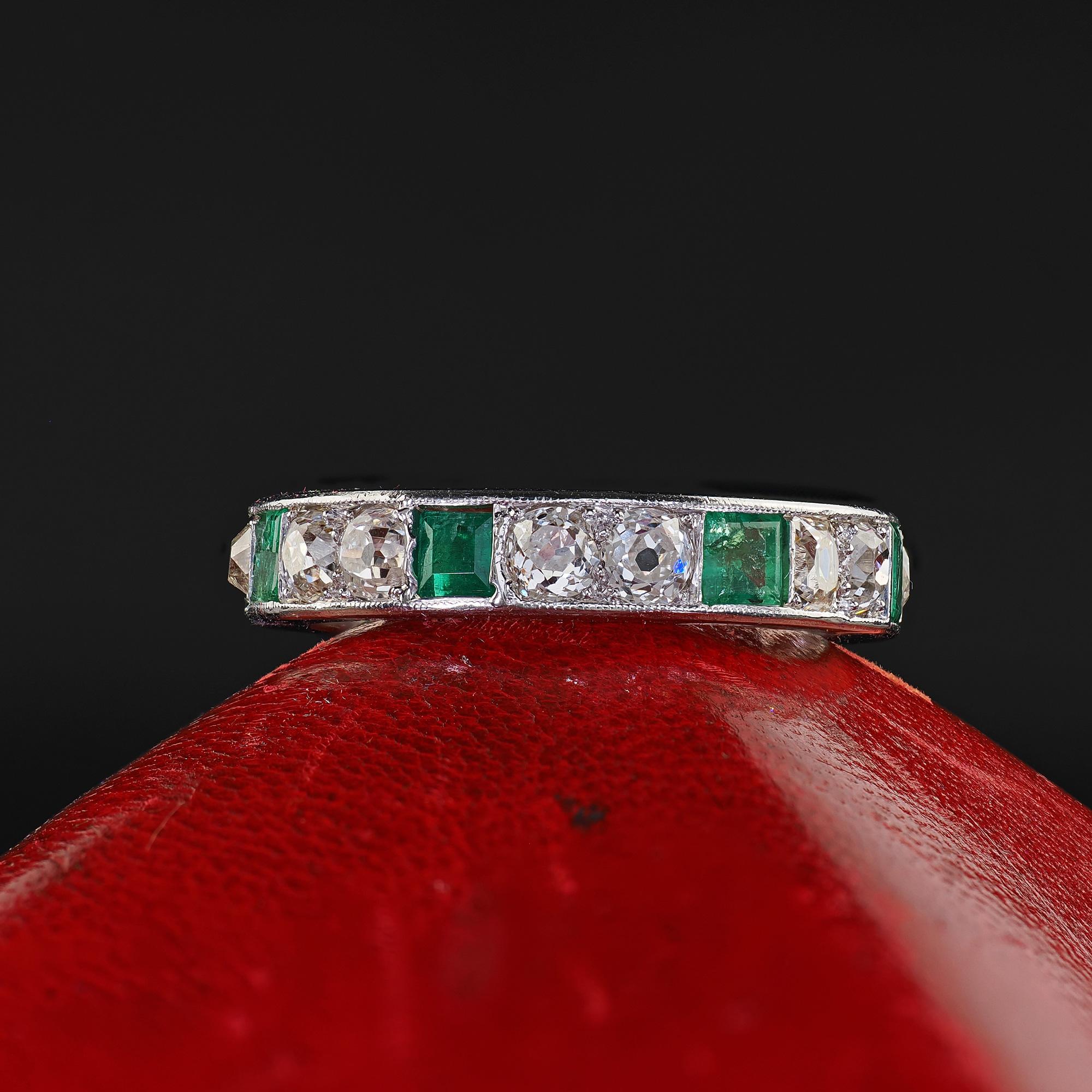 Bellissima fede nuziale a forma di smeraldo e diamante antico in platino Art Deco. Questa splendida fede nuziale in platino con diamanti e smeraldi d'epoca art déco è realizzata in platino. L'anello presenta grossi diamanti taglio old mine