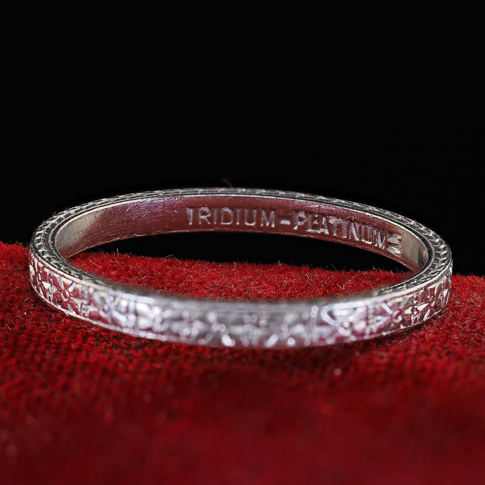 Anneau d'alliance gravé en platine ancien de J.R. Wood & Son - Taille 6 1/2 Pour femmes en vente