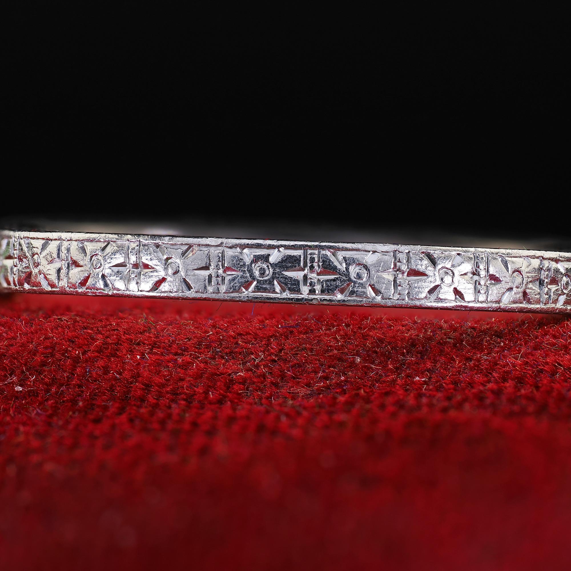 Anneau d'alliance gravé en platine ancien de J.R. Wood & Son - Taille 6 1/2 Bon état - En vente à Great Neck, NY