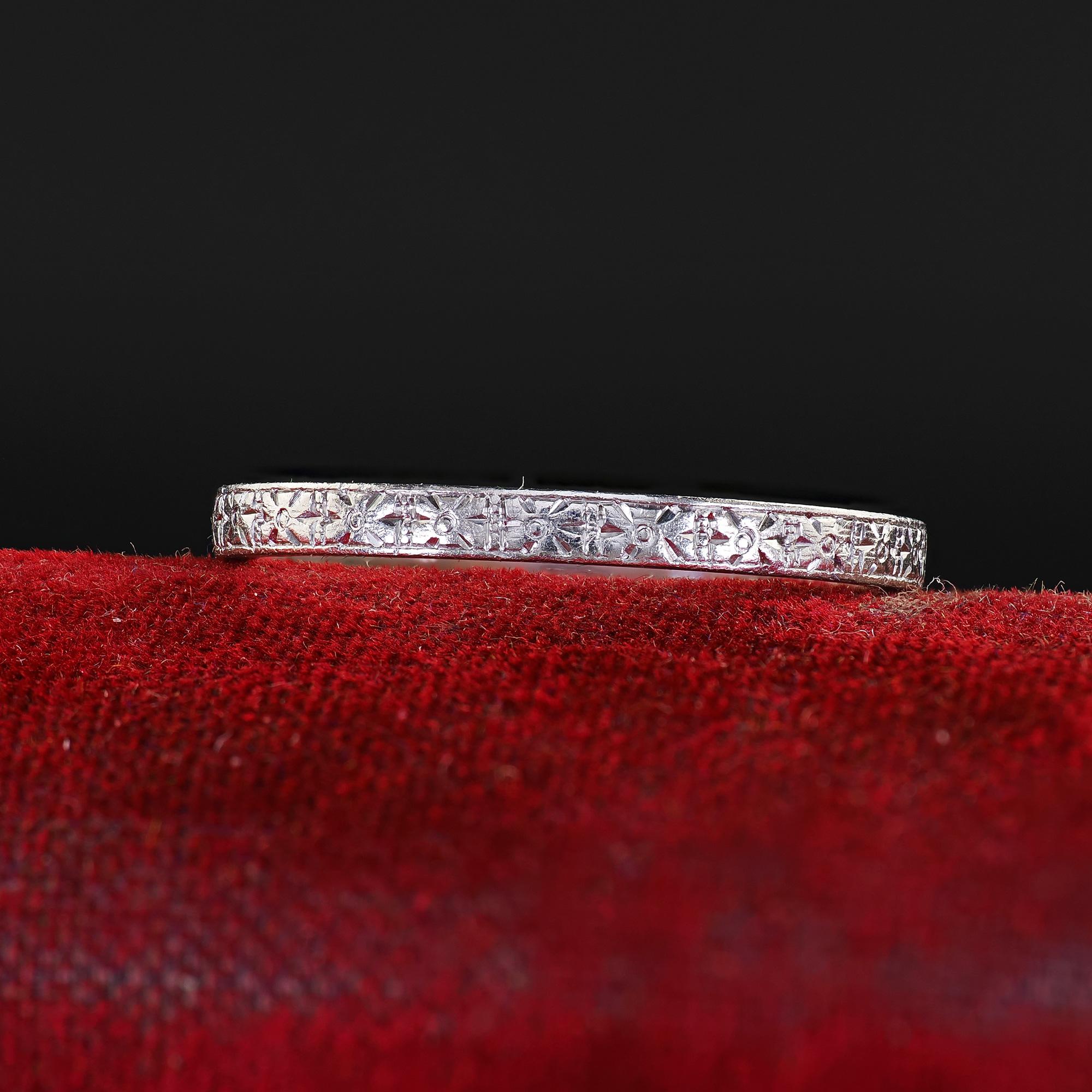 Magnifique alliance ancienne en platine gravée J.R. Wood and Sons - Taille 6 1/2. Cette magnifique bague ancienne J.R. L'alliance gravée Woods and Sons est fabriquée en platine. La bague présente de magnifiques gravures sur tout le pourtour de