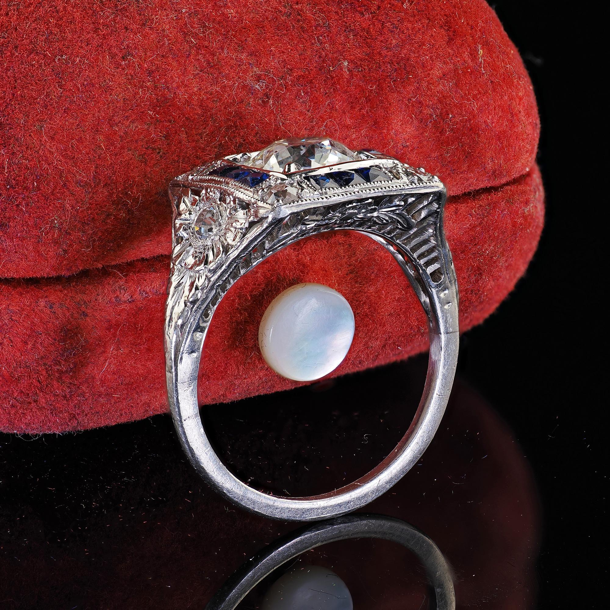 Art Déco Anello di fidanzamento aureolato con diamante e zaffiro in platino antico Art Deco - GIA in vendita