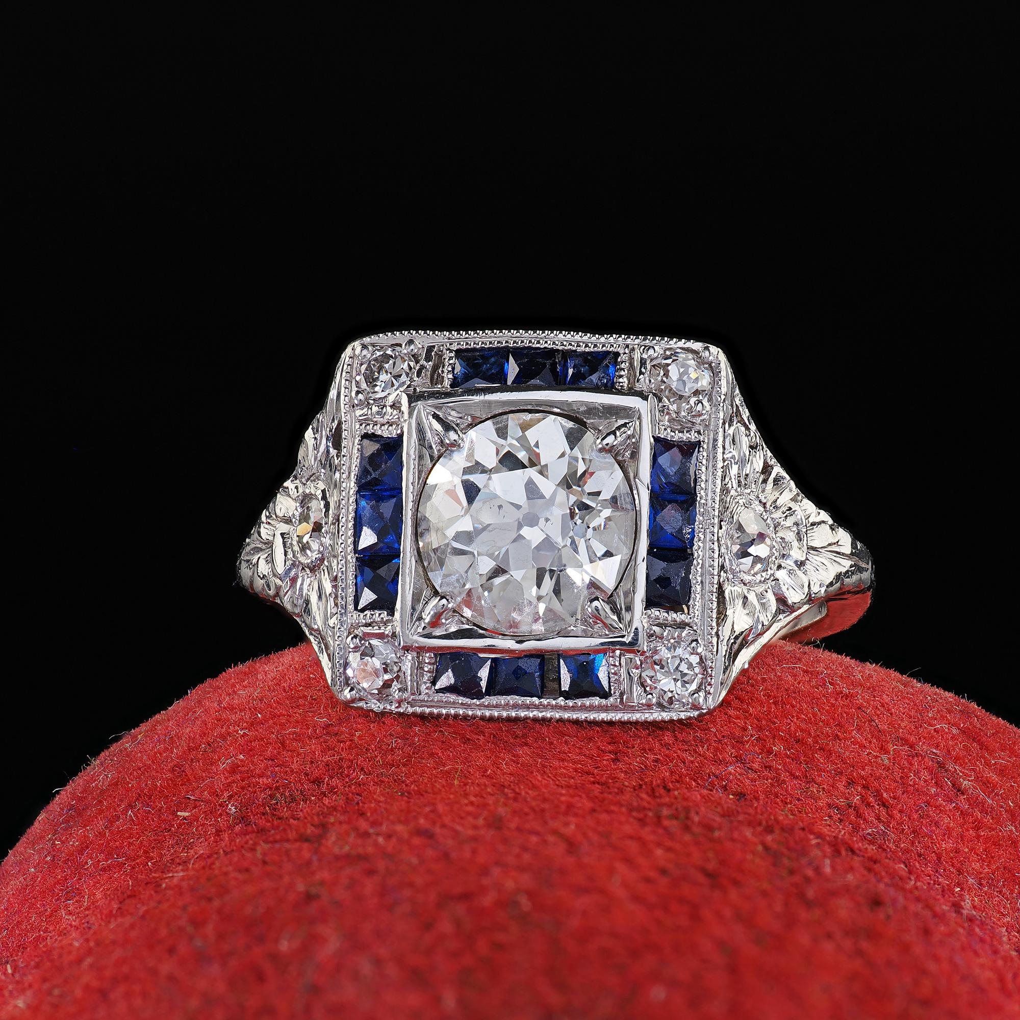 Bellissimo anello di fidanzamento aureolato in platino Art Deco Old Euro con diamante e zaffiro - GIA. Questo bellissimo anello di fidanzamento con diamante vecchio taglio europeo Art Deco è realizzato in platino. L'anello presenta un diamante