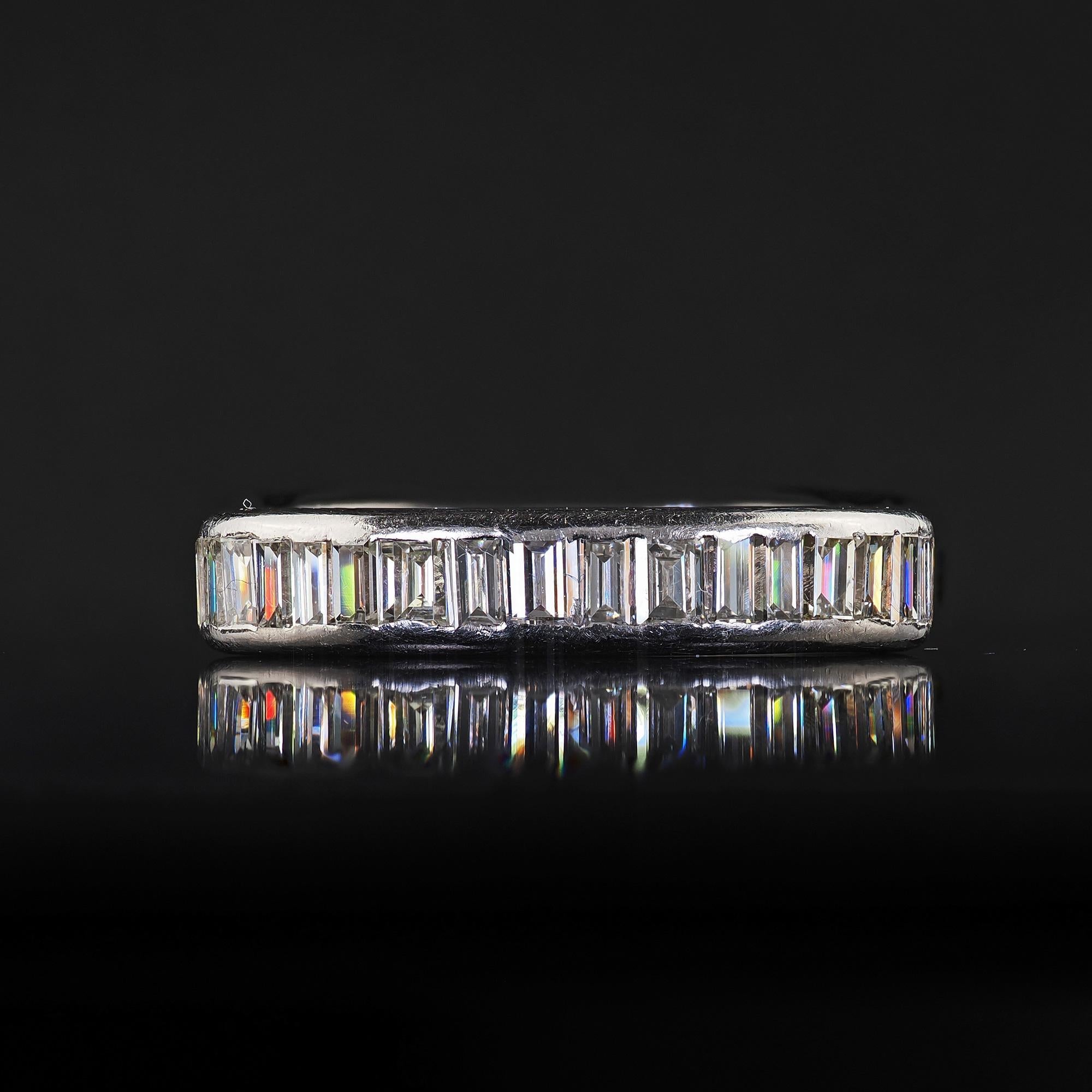 Anello a fascia per l'eternità in platino vintage retrò con diamante baguette - misura 6 3/4 In condizioni buone in vendita a Great Neck, NY