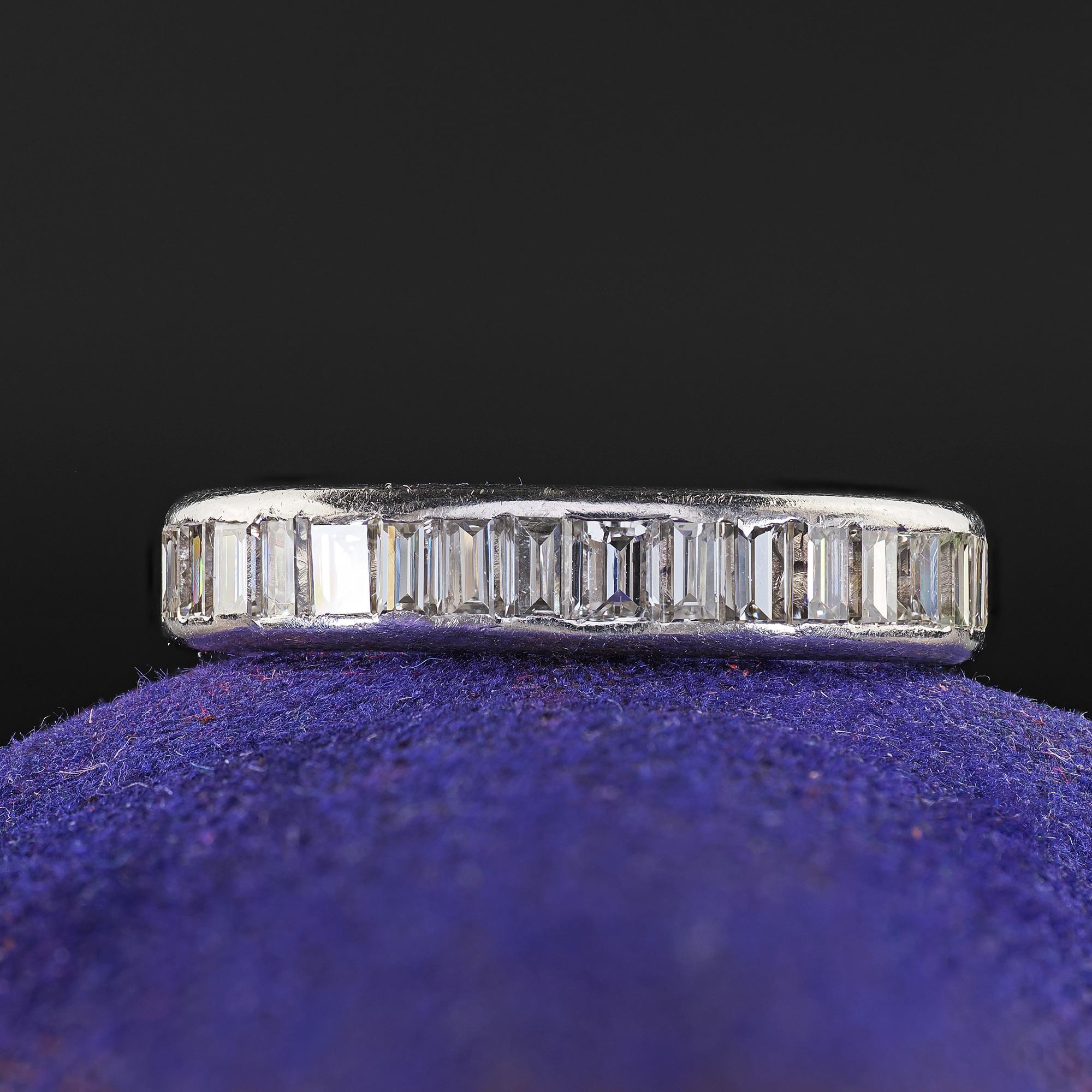 Rétro Anello a fascia per l'eternità in platino vintage retrò con diamante baguette - misura 6 3/4 in vendita
