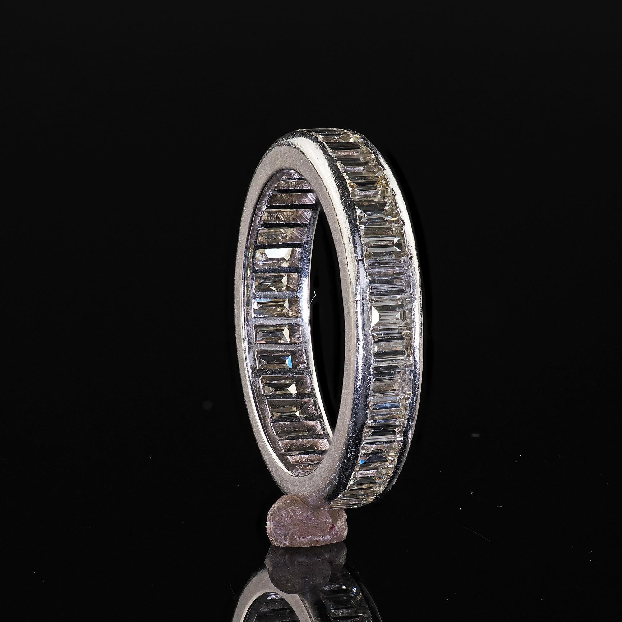 Donna Anello a fascia per l'eternità in platino vintage retrò con diamante baguette - misura 6 3/4 in vendita