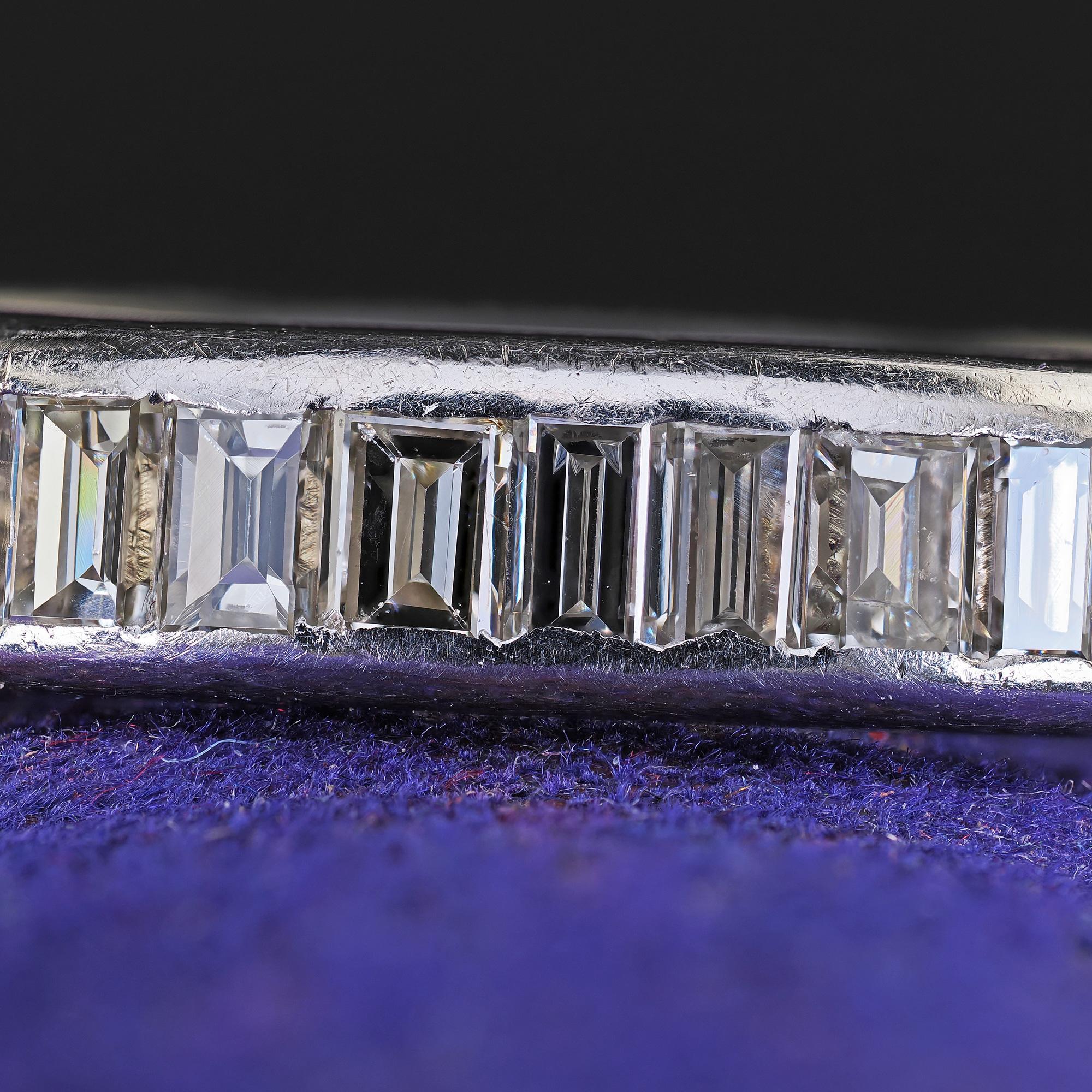 Taglio baguette Anello a fascia per l'eternità in platino vintage retrò con diamante baguette - misura 6 3/4 in vendita