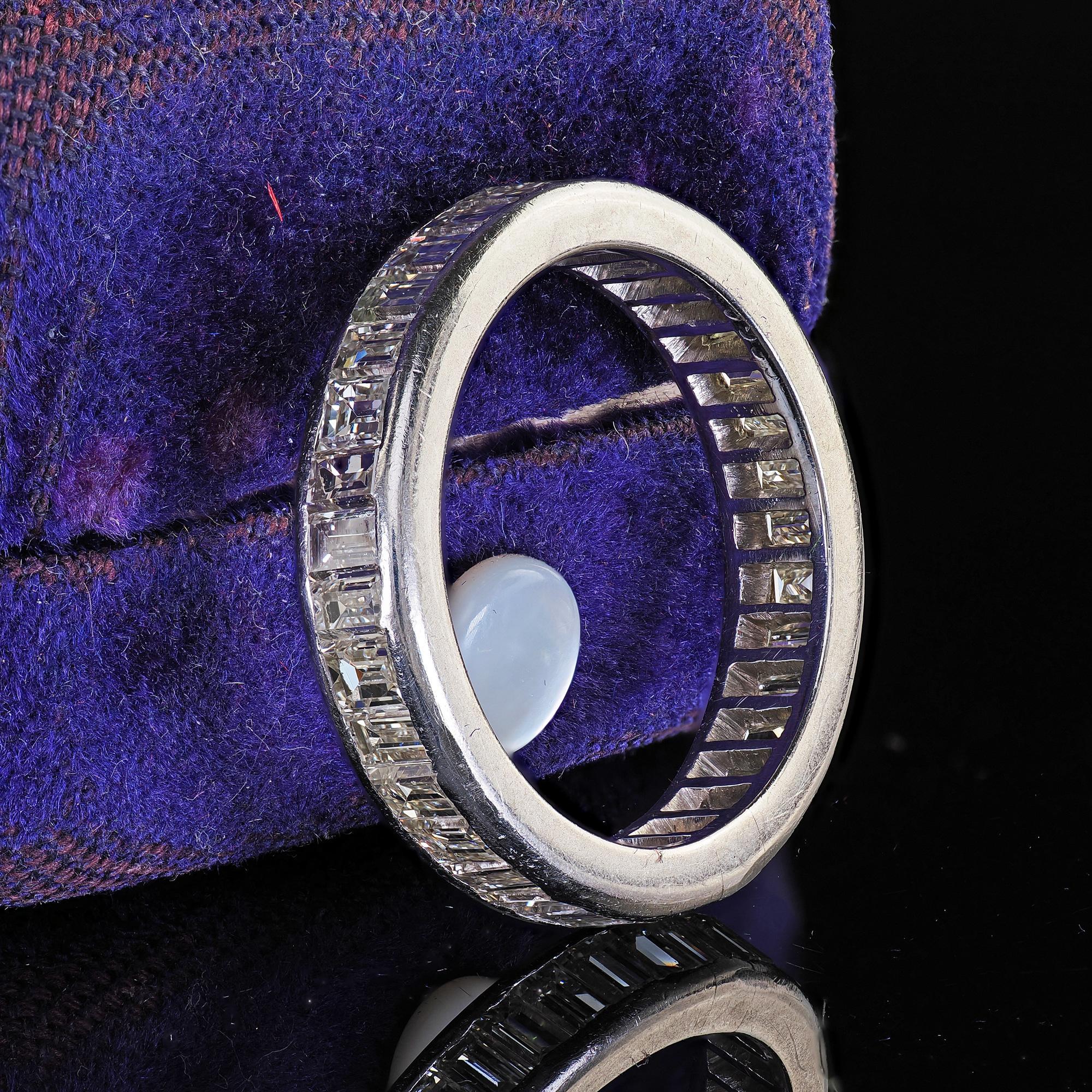 Bellissimo anello retrò vintage in platino con diamante baguette per l'eternità - misura 6 3/4. Questa splendida e classica fascia per l'eternità con diamante baguette vintage retrò è realizzata in platino. L'anello presenta baguette luminose