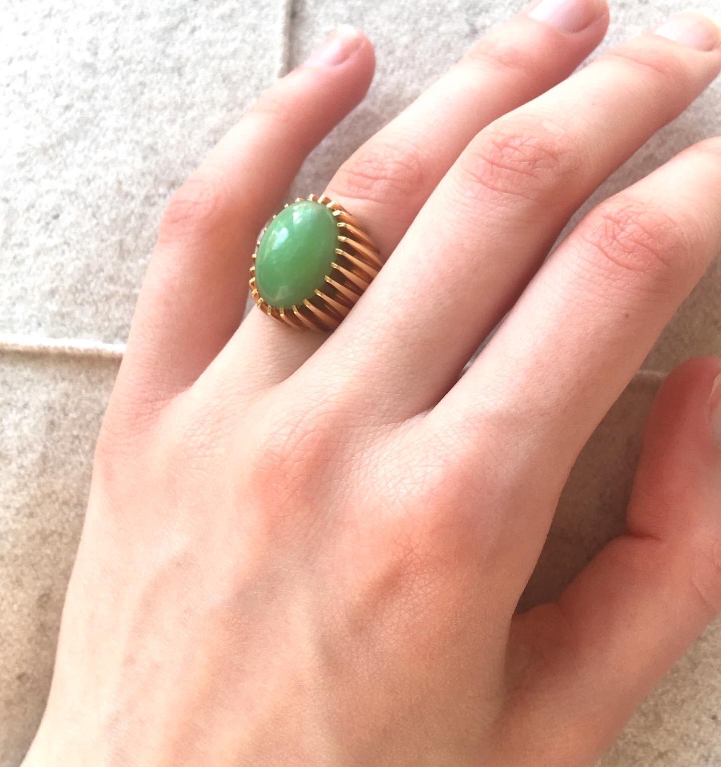 Contemporary Vintage Chrysoprase and 18 Karat Yellow Gold Ring For Sale