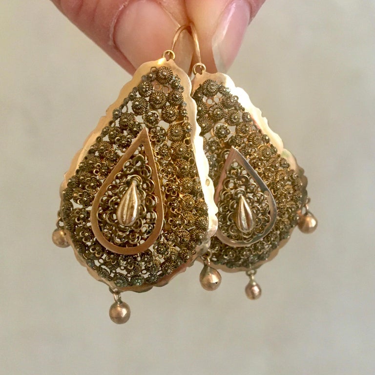 14 Karat Yellow Gold Filigree Dangle Earrings For Sale 1