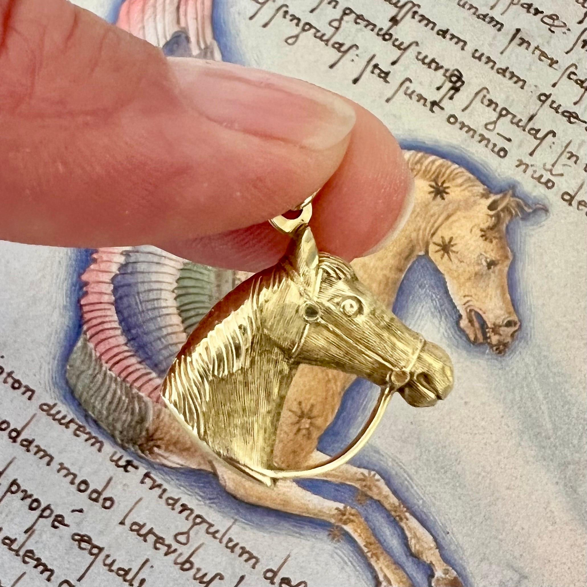 Pferde sind ein Symbol des chinesischen Tierkreises, und die im Jahr des Pferdes Geborenen sind für ihren freien Geist bekannt. Diese schöne Vintage stilisierte Pferdekopf Reiter Anhänger ist in 14 Karat Gold gemacht. Das Pferd ist schön detailliert