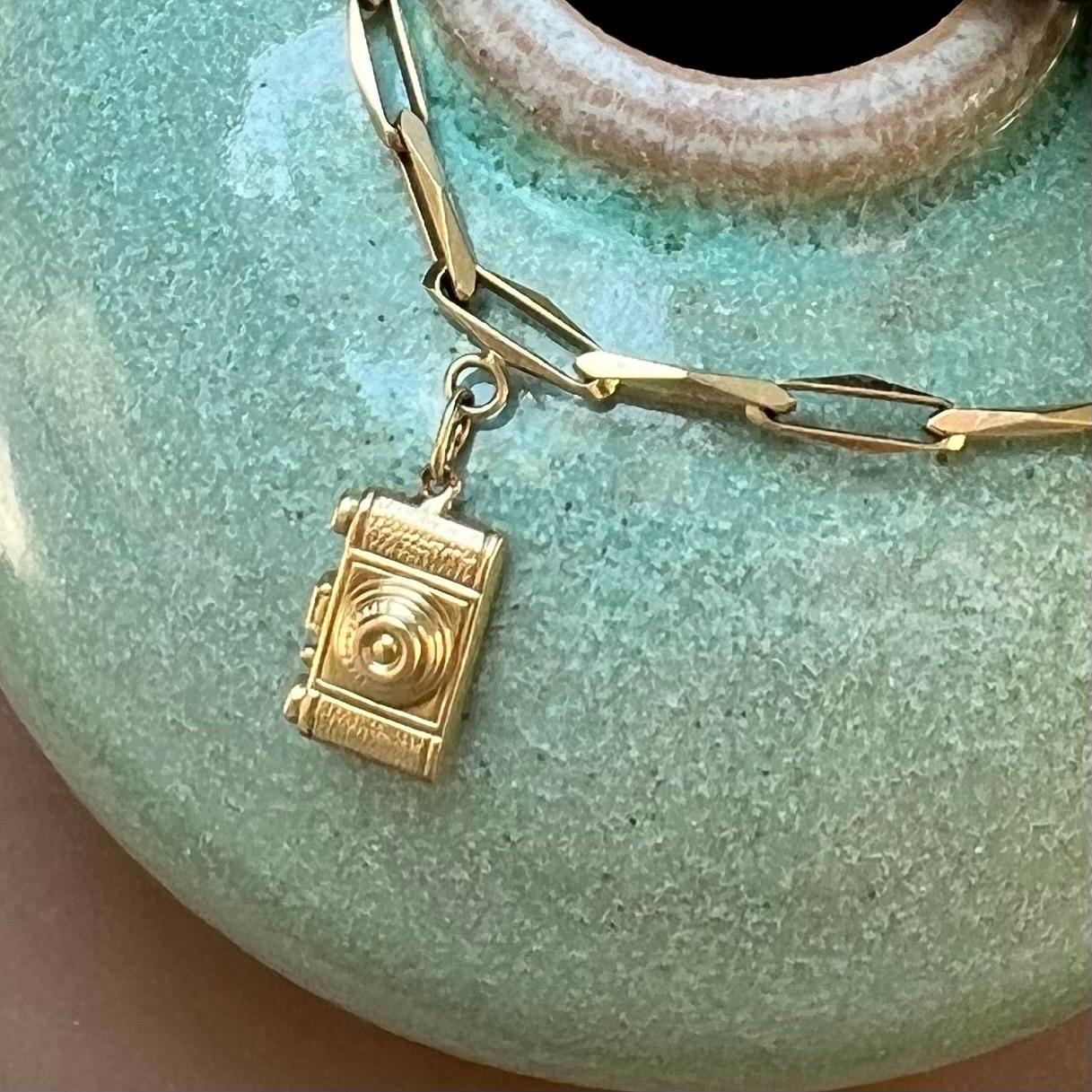 Ein goldener Kamera-Charm-Anhänger im Vintage-Stil. Der Charme ist wunderschön stilisiert und in 14 Karat Gold gefertigt. Charms eignen sich hervorragend zum Sammeln von tragbaren Erinnerungen, sie haben einen symbolischen und oft auch einen
