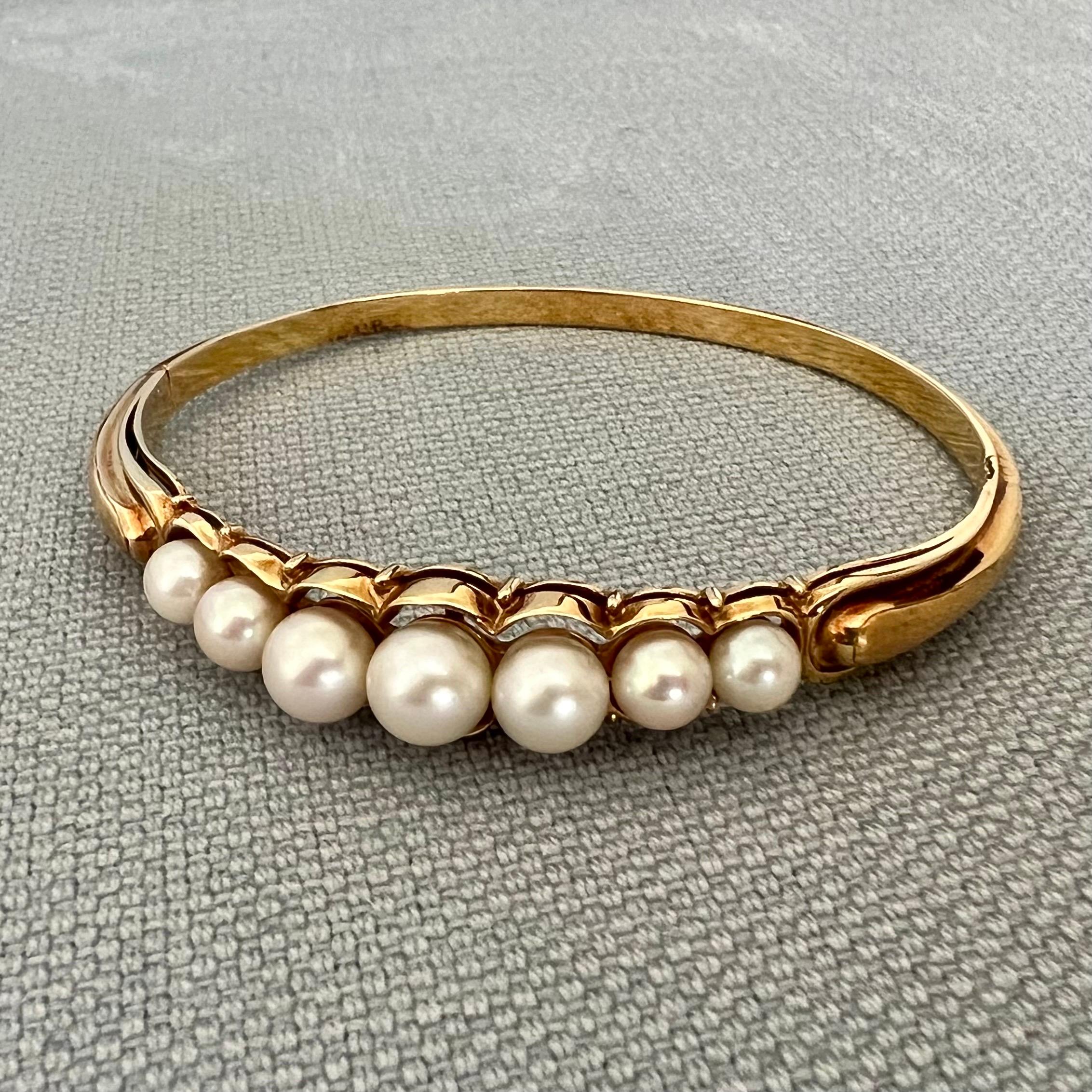 Rétro Bracelet jonc vintage Akoya en or 14 carats et perles en vente
