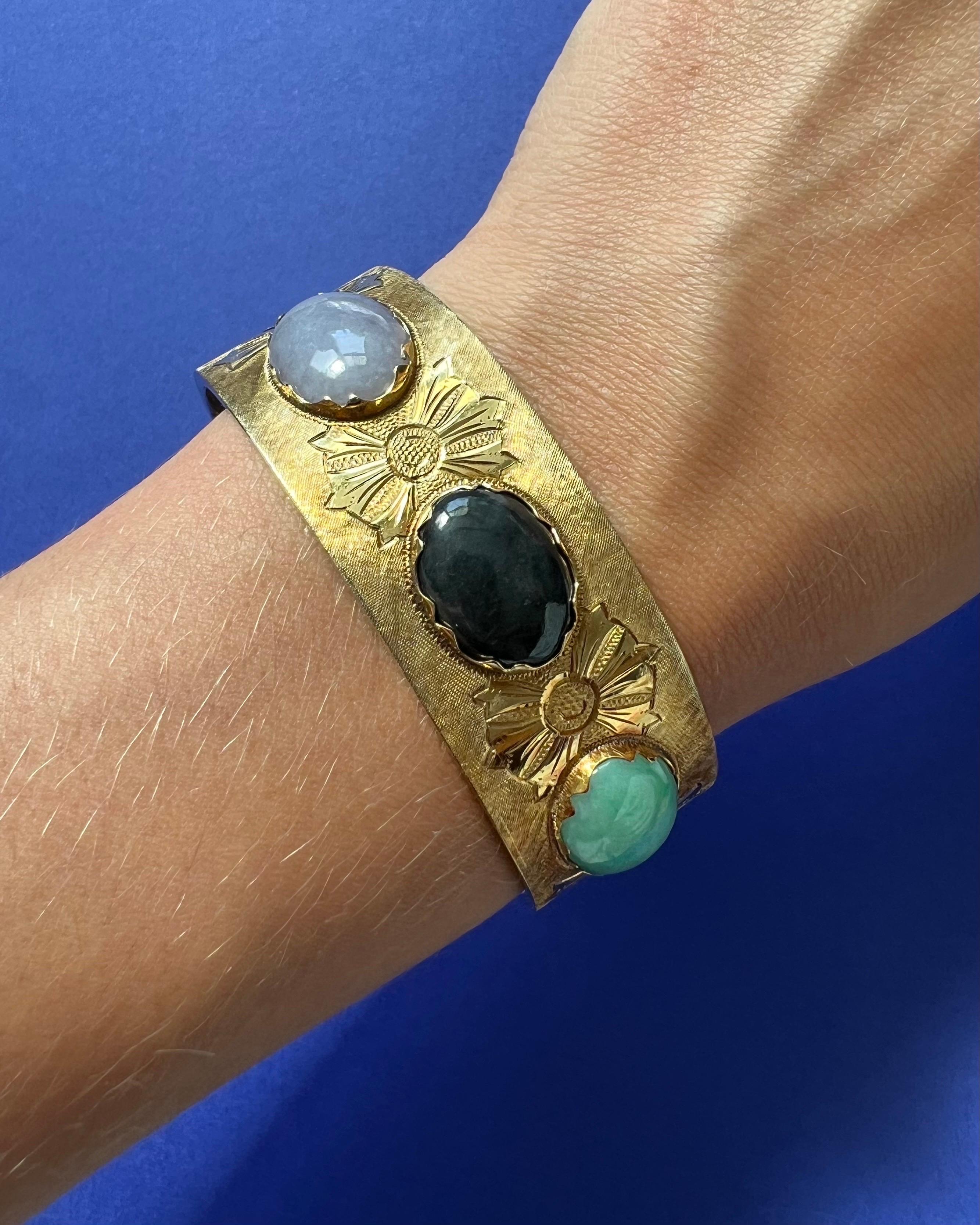 Ein prächtiger mehrfarbiger Jadeit-Armreif aus 14-karätigem Gold im Vintage-Stil. Das Armband besteht aus sechs verschiedenen natürlichen Jadefarben: grün, schwarz, lavendel, ocker, weiß und orangebraun. Das Armband ist mit fünf durchscheinenden