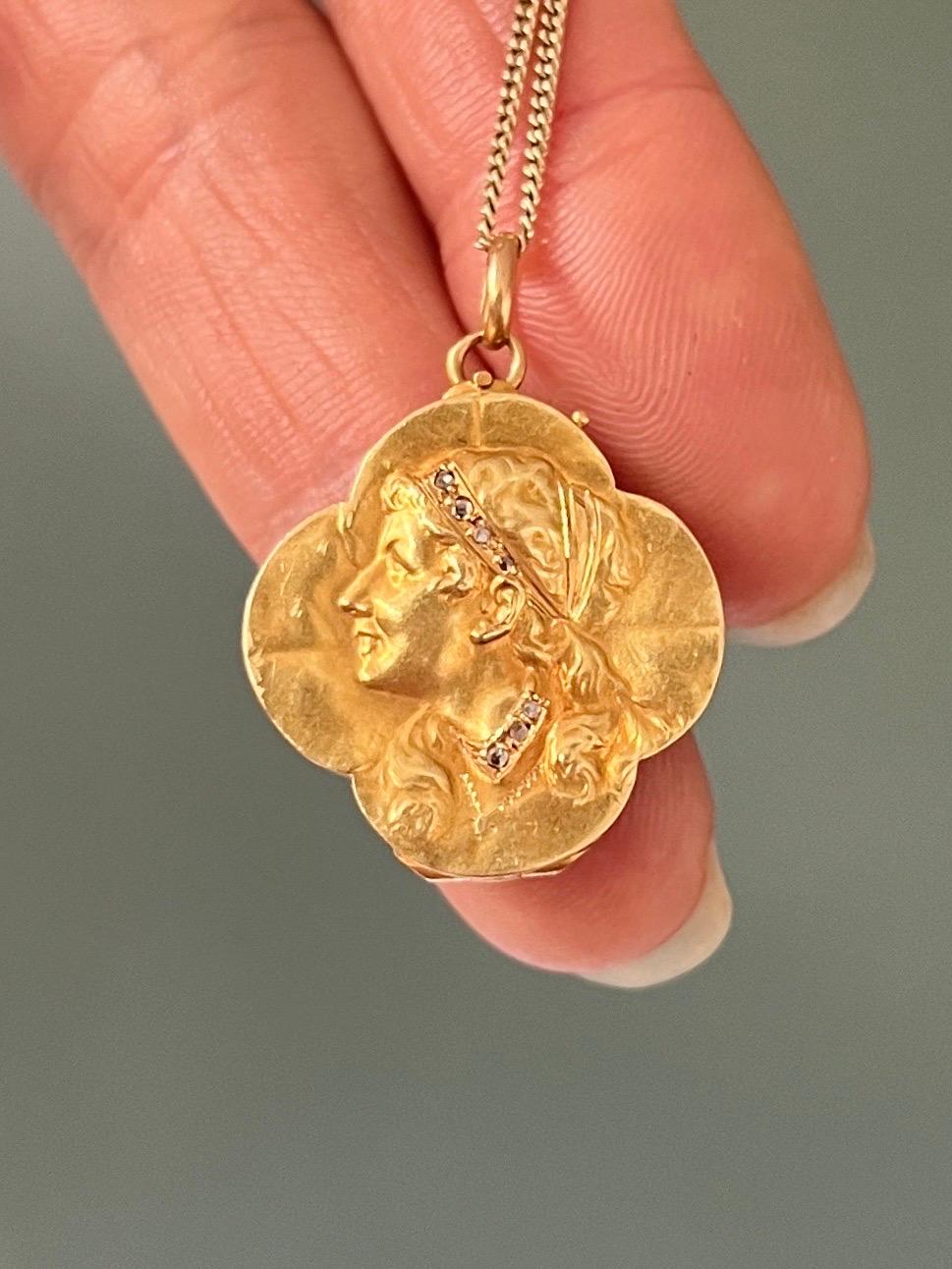 Antike Art Nouveau vierblättrige Kleeblatt Diamant Medaillon Anhänger (Rosenschliff) im Angebot